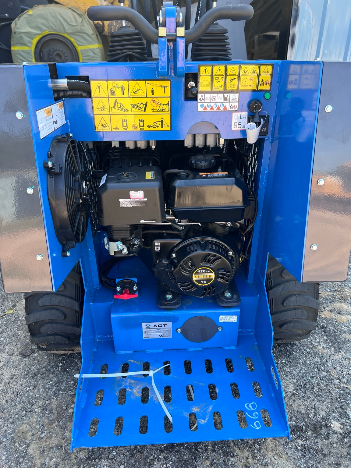 NEW AGT MX-MRW14 Mini Skid Steer – Bucket & Aux Hydraulics