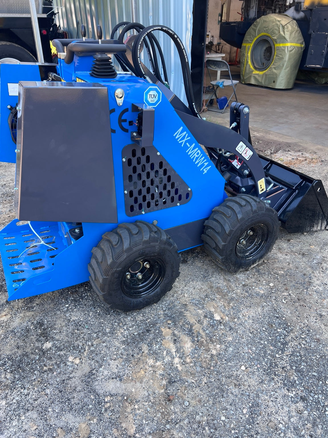 NEW AGT MX-MRW14 Mini Skid Steer – Bucket & Aux Hydraulics